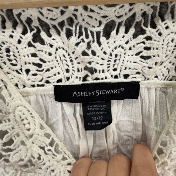 Ashley Stewart Blouse Women 10/12 White V-Neck Sleeveless Wide Strap Rayon - Picture 3 of 6